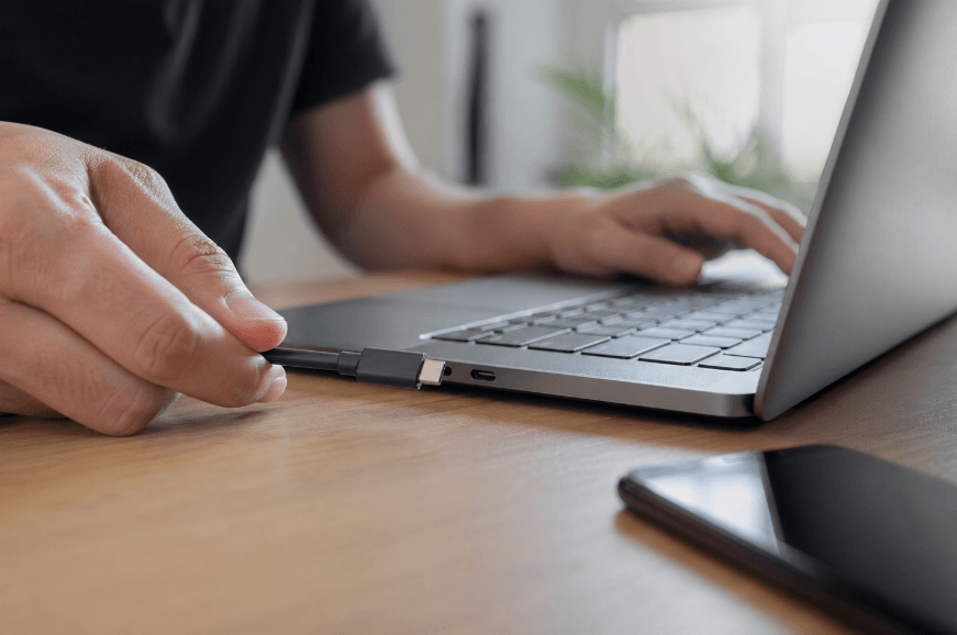 Le port USB-C devient obligatoire sur les ordinateurs portables en France : ce que cela change pour les consommateurs Le port USB-C devient obligatoire sur les ordinateurs portables en France : ce que cela change pour les consommateurs